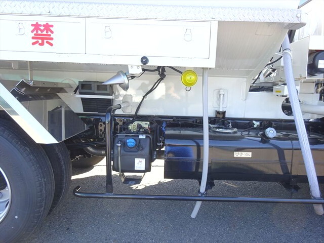 三菱ふそうキャンタータンク車（タンクローリー）小型（2t・3t）[写真08]