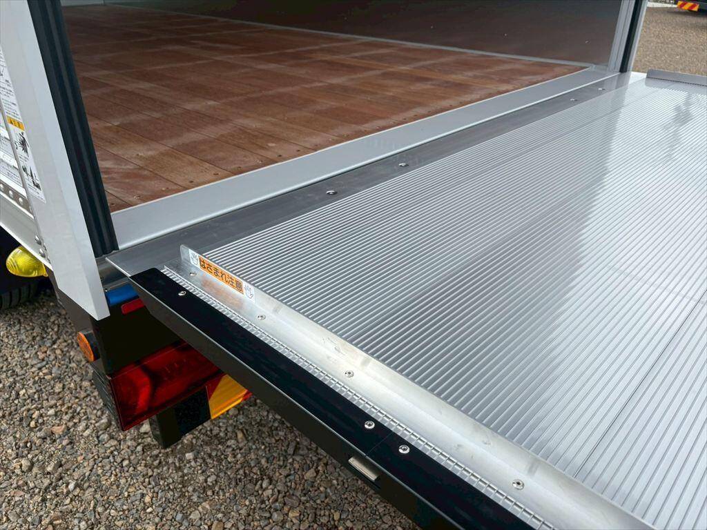 三菱ふそうキャンターアルミバン小型（2t・3t）[写真11]