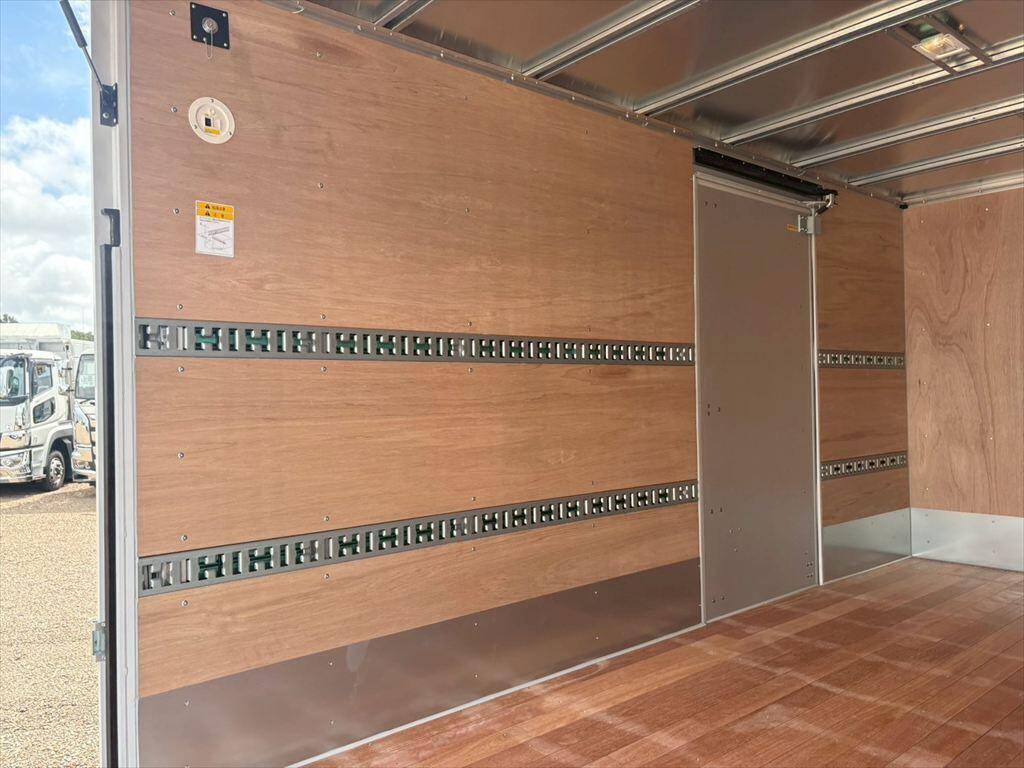 三菱ふそうキャンターアルミバン小型（2t・3t）[写真09]