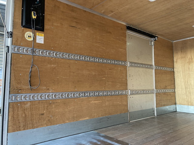 三菱ふそうキャンターアルミバン小型（2t・3t）[写真08]