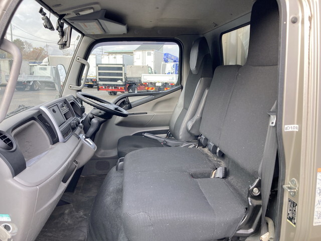 三菱ふそうキャンター幌ウイング小型（2t・3t）[写真29]