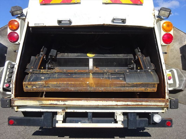 いすゞフォワードパッカー車（塵芥車）中型（4t）[写真15]