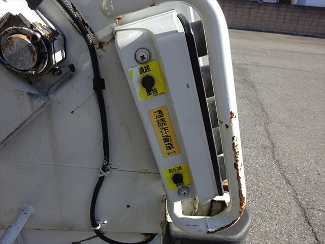 いすゞフォワードパッカー車（塵芥車）中型（4t）[写真23]