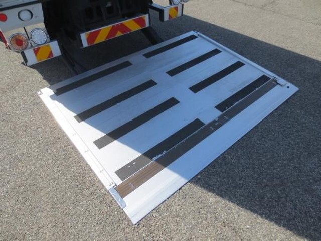 いすゞフォワードアルミバン中型（4t）[写真10]