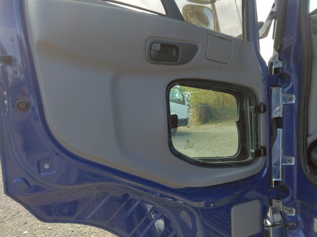 UDトラックスクオントレーラーヘッド（トラクターヘッド）大型（10t）[写真22]