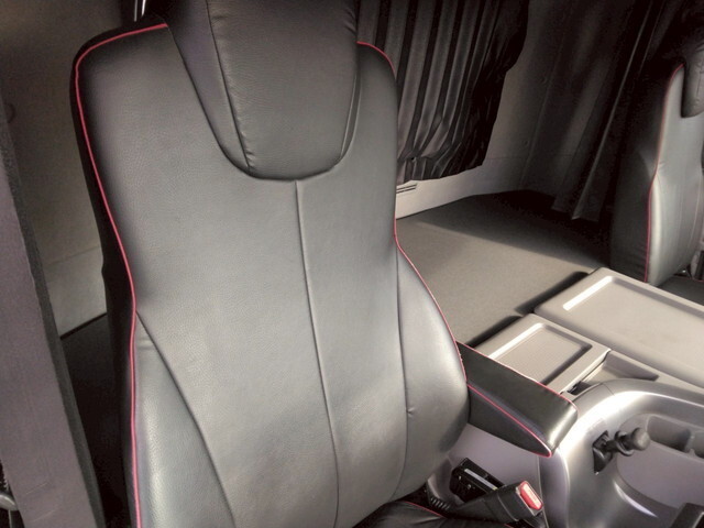 UDトラックスクオントレーラーヘッド（トラクターヘッド）大型（10t）[写真25]