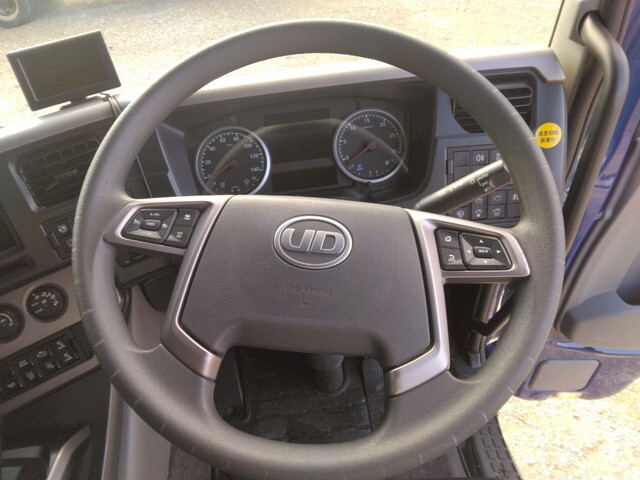 UDトラックスクオントレーラーヘッド（トラクターヘッド）大型（10t）[写真28]