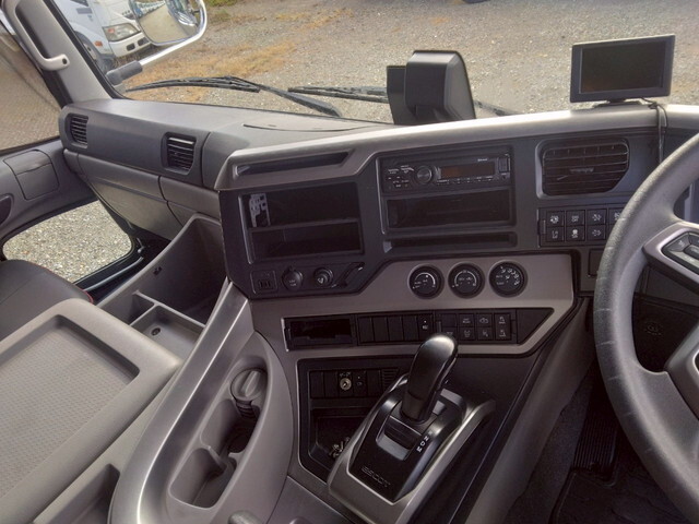 UDトラックスクオントレーラーヘッド（トラクターヘッド）大型（10t）[写真29]