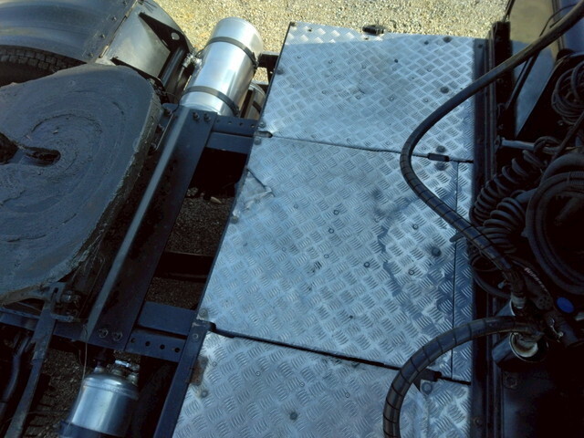 UDトラックスクオントレーラーヘッド（トラクターヘッド）大型（10t）[写真08]