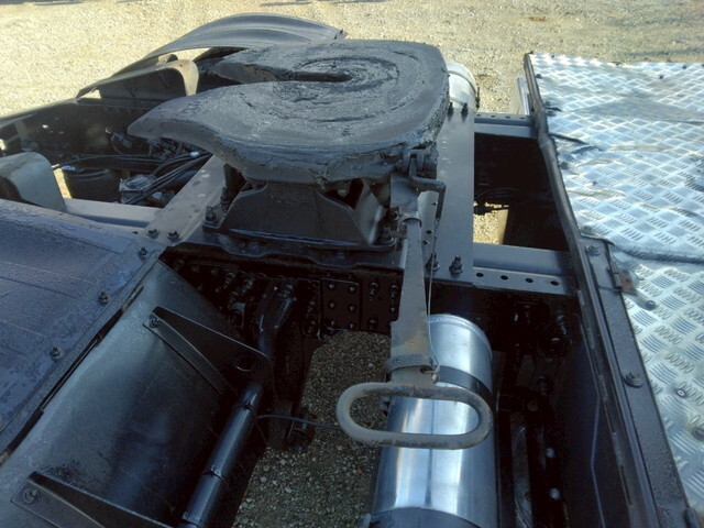 UDトラックスクオントレーラーヘッド（トラクターヘッド）大型（10t）[写真09]