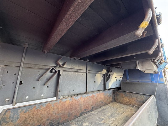 三菱ふそうスーパーグレート平ボディ大型（10t）[写真05]