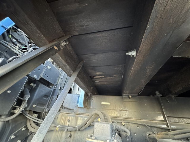 三菱ふそうスーパーグレート平ボディ大型（10t）[写真08]