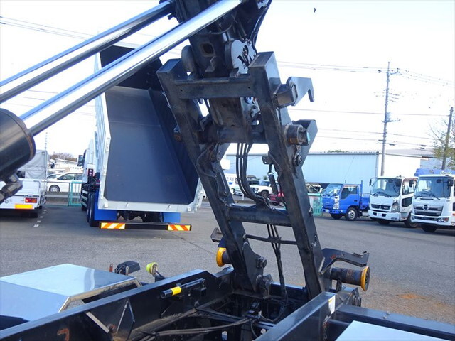 三菱ふそうファイターコンテナ専用車増トン（6t・8t）[写真07]