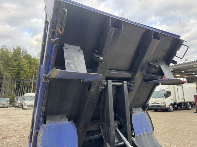 三菱ふそうキャンターダブルキャブ・ダンプ小型（2t・3t）[写真10]