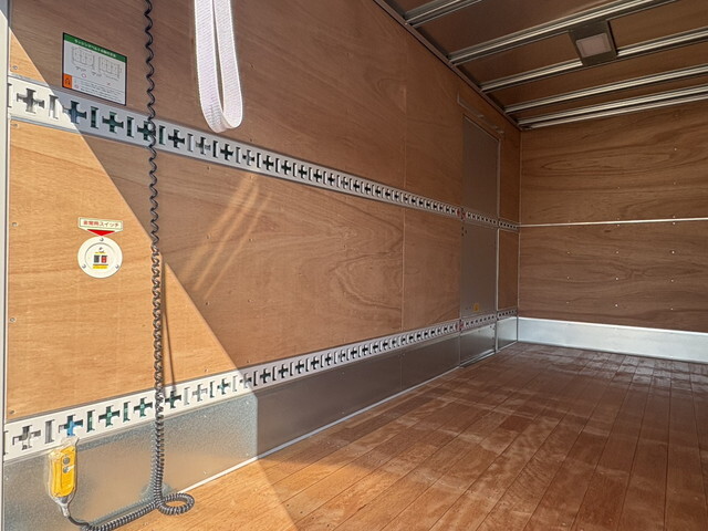 三菱ふそうキャンターアルミバン小型（2t・3t）[写真12]