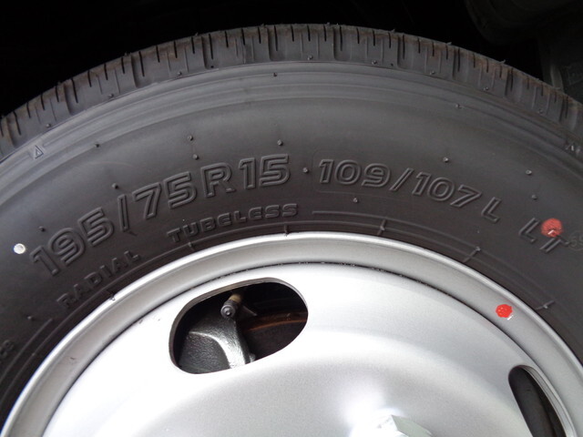 三菱ふそうキャンター平ボディ小型（2t・3t）[写真24]