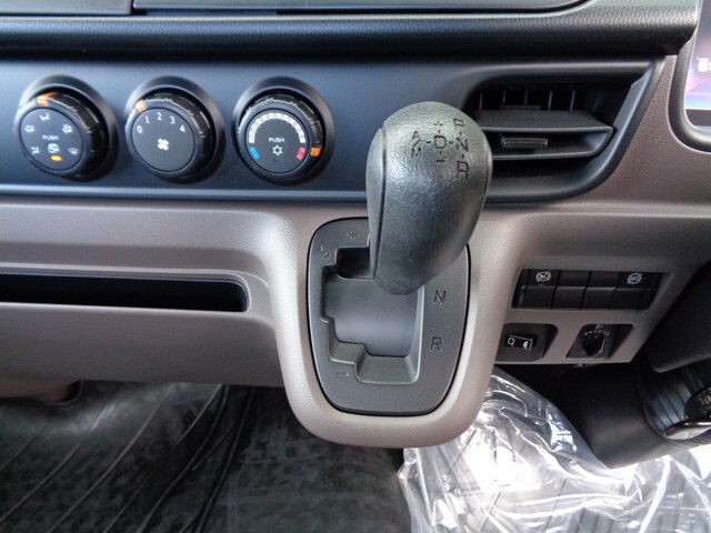 三菱ふそうキャンター平ボディ小型（2t・3t）[写真32]