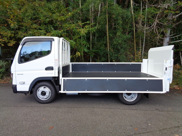 三菱ふそうキャンター平ボディ小型（2t・3t）[写真08]