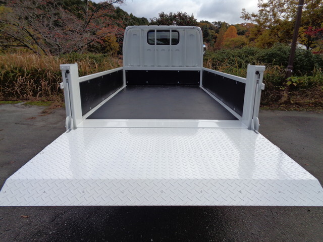 三菱ふそうキャンター平ボディ小型（2t・3t）[写真09]