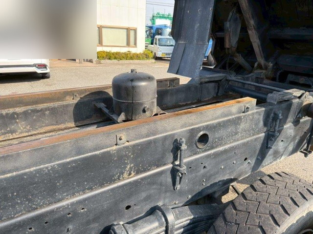 いすゞギガダンプ大型（10t）[写真11]