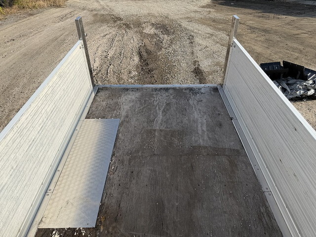 三菱ふそうキャンター平ボディ小型（2t・3t）[写真11]