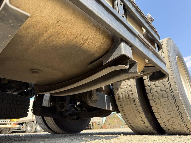 UDトラックスクオントレーラーヘッド（トラクターヘッド）大型（10t）[写真16]