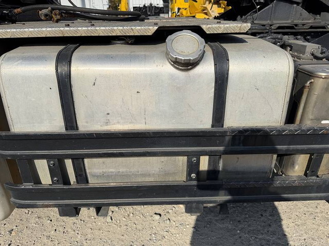 UDトラックスクオントレーラーヘッド（トラクターヘッド）大型（10t）[写真17]