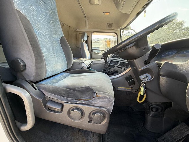 UDトラックスクオントレーラーヘッド（トラクターヘッド）大型（10t）[写真26]