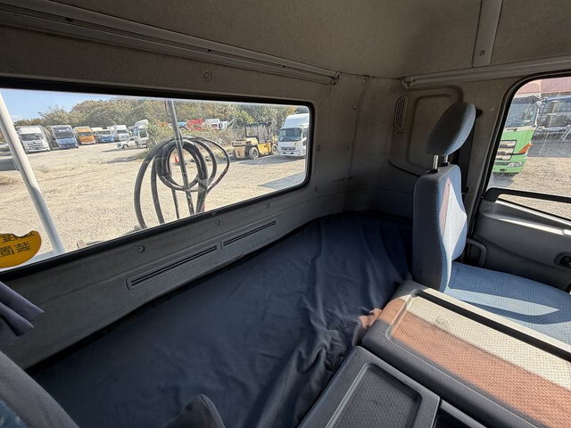 UDトラックスクオントレーラーヘッド（トラクターヘッド）大型（10t）[写真33]