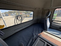 UDトラックスクオントレーラーヘッド（トラクターヘッド）大型（10t）[写真34]