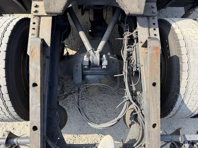 UDトラックスクオントレーラーヘッド（トラクターヘッド）大型（10t）[写真36]