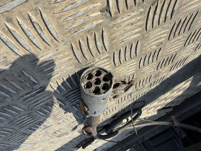 UDトラックスクオントレーラーヘッド（トラクターヘッド）大型（10t）[写真37]