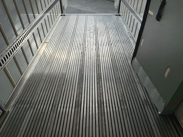 いすゞエルフ冷凍車（冷蔵車）小型（2t・3t）[写真08]