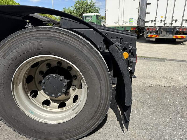 UDトラックスクオントレーラーヘッド（トラクターヘッド）大型（10t）[写真16]