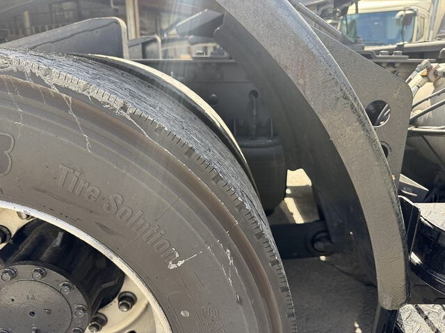 UDトラックスクオントレーラーヘッド（トラクターヘッド）大型（10t）[写真22]