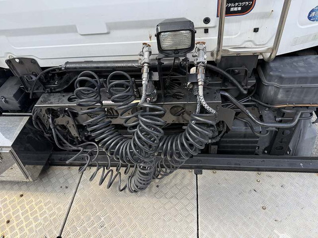 UDトラックスクオントレーラーヘッド（トラクターヘッド）大型（10t）[写真24]