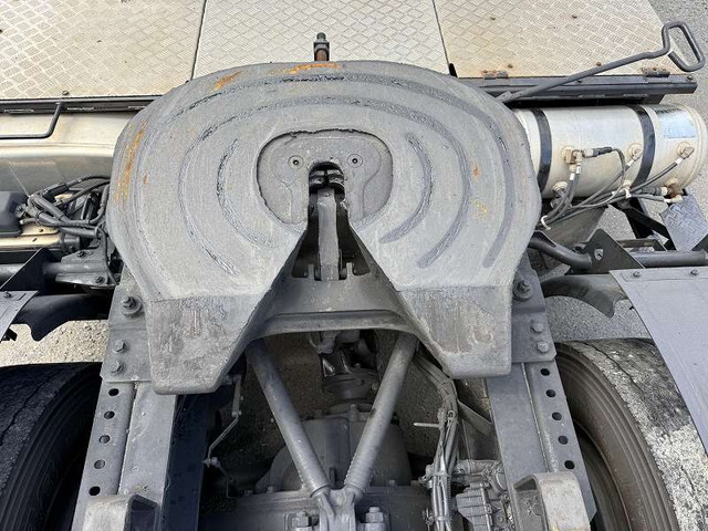 UDトラックスクオントレーラーヘッド（トラクターヘッド）大型（10t）[写真26]