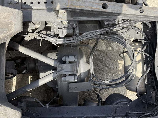 UDトラックスクオントレーラーヘッド（トラクターヘッド）大型（10t）[写真28]