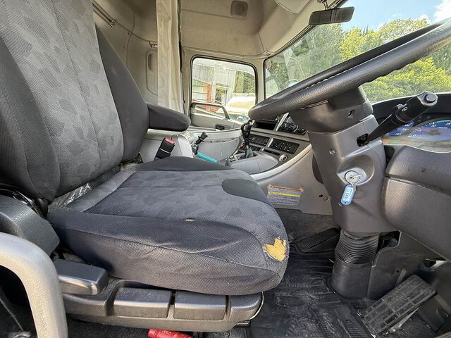 UDトラックスクオントレーラーヘッド（トラクターヘッド）大型（10t）[写真30]