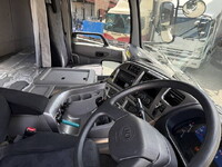 UDトラックスクオントレーラーヘッド（トラクターヘッド）大型（10t）[写真33]