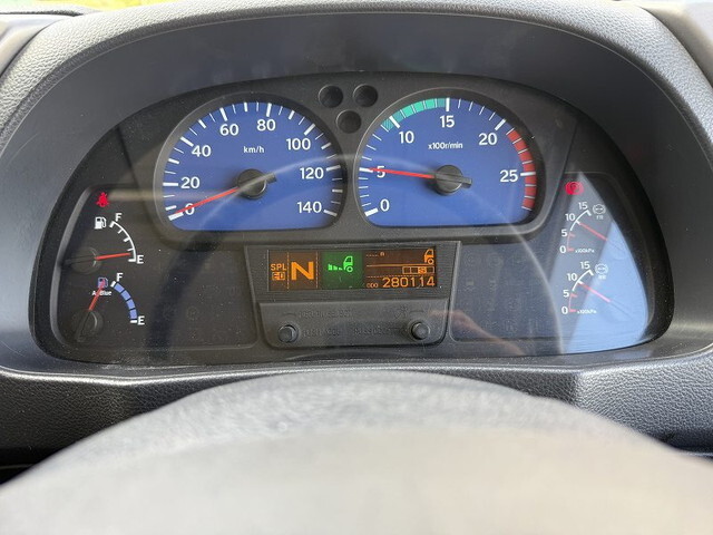 UDトラックスクオントレーラーヘッド（トラクターヘッド）大型（10t）[写真35]