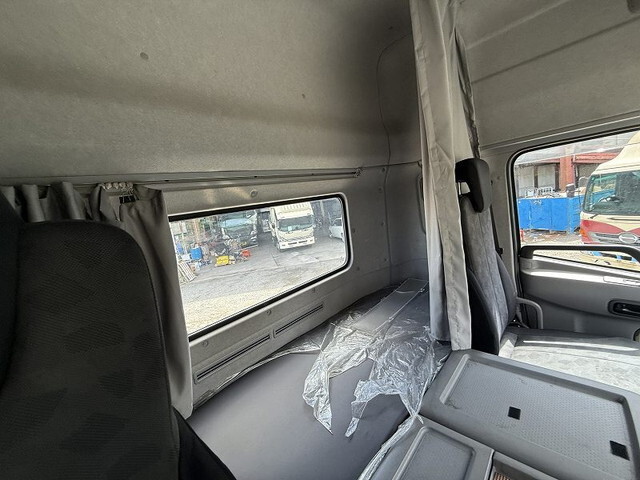 UDトラックスクオントレーラーヘッド（トラクターヘッド）大型（10t）[写真37]