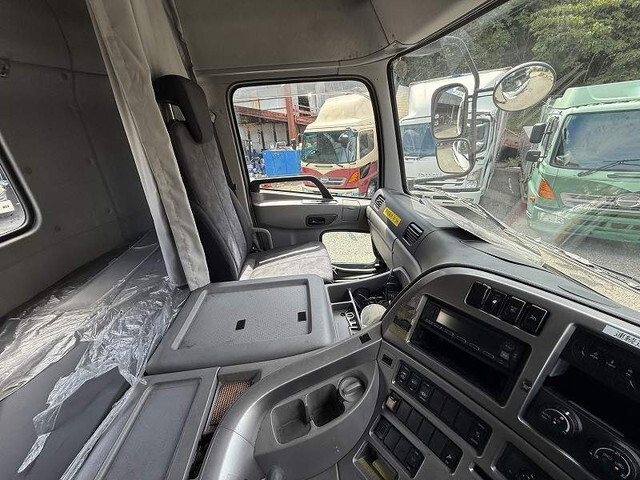 UDトラックスクオントレーラーヘッド（トラクターヘッド）大型（10t）[写真38]