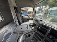 UDトラックスクオントレーラーヘッド（トラクターヘッド）大型（10t）[写真39]