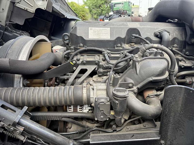 UDトラックスクオントレーラーヘッド（トラクターヘッド）大型（10t）[写真08]