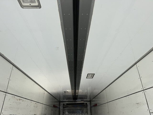 日野プロフィア冷蔵冷凍ウイング大型（10t）[写真11]