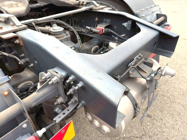 UDトラックスクオントレーラーヘッド（トラクターヘッド）大型（10t）[写真10]