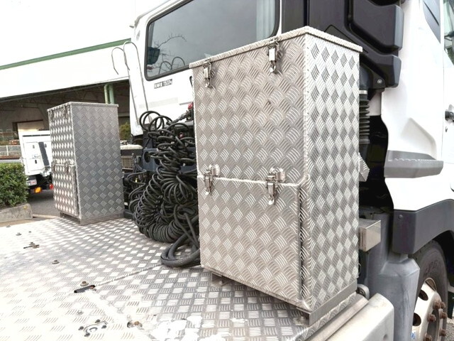 UDトラックスクオントレーラーヘッド（トラクターヘッド）大型（10t）[写真13]