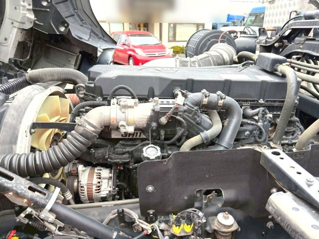 UDトラックスクオントレーラーヘッド（トラクターヘッド）大型（10t）[写真14]