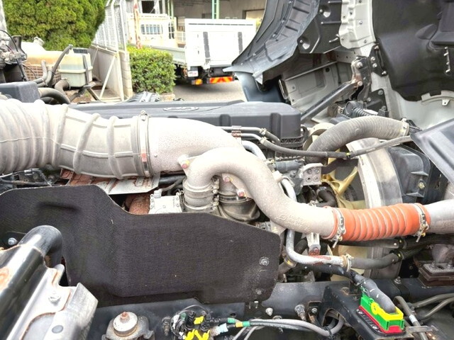 UDトラックスクオントレーラーヘッド（トラクターヘッド）大型（10t）[写真15]